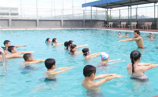 Độ tuổi thích hợp cho trẻ học bơi và lợi ích của bơi lội đối với trẻ nhỏ